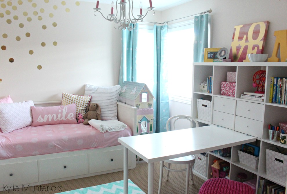 Идея дизайна: гостевая спальня среднего размера, (комната для гостей) в стиле неоклассика (современная классика) с розовыми стенами и ковровым покрытием