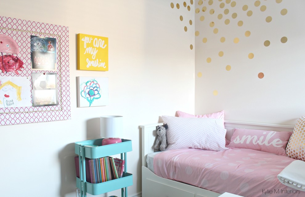 バンクーバーにある中くらいなトランジショナルスタイルのおしゃれな客用寝室 (ピンクの壁、カーペット敷き) のインテリア