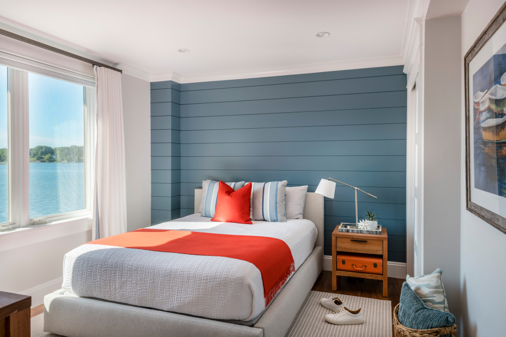 Ispirazione per una camera da letto costiera con pareti blu, parquet scuro, pavimento marrone e pareti in perlinato