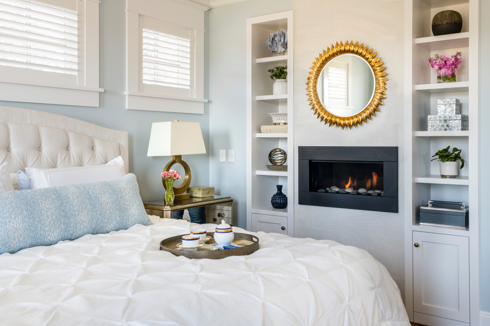 Свежая идея для дизайна: спальня в морском стиле с синими стенами и горизонтальным камином - отличное фото интерьера