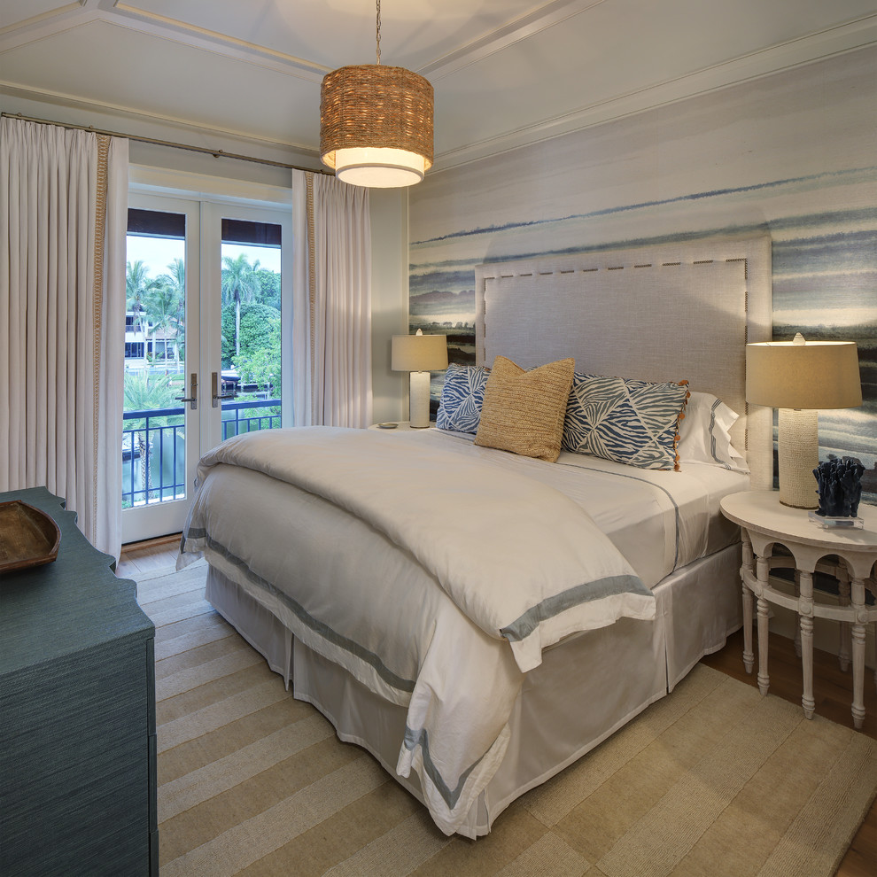 クリーブランドにある広いトランジショナルスタイルのおしゃれな客用寝室 (青い壁、無垢フローリング、暖炉なし) のインテリア