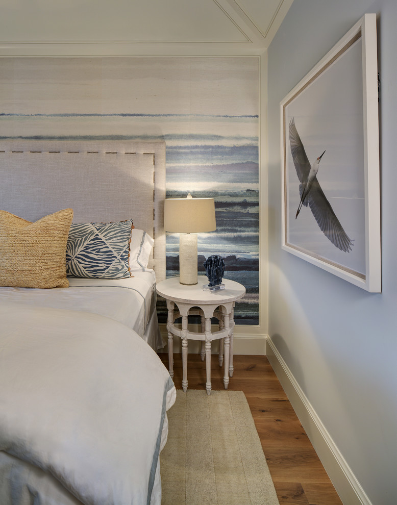 Идея дизайна: большая гостевая спальня (комната для гостей) в стиле неоклассика (современная классика) с синими стенами и паркетным полом среднего тона без камина