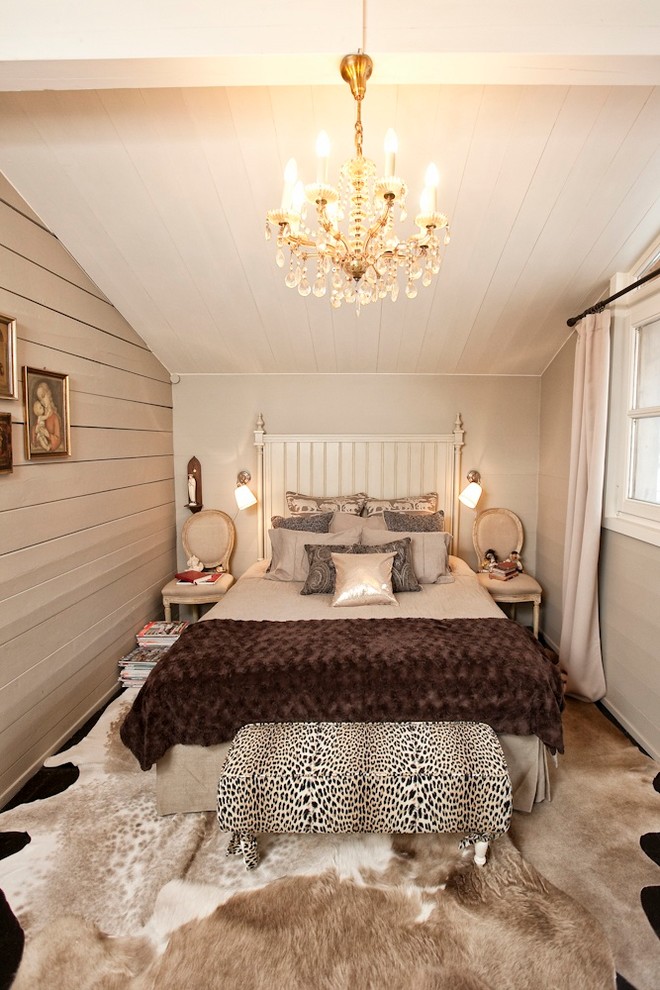 Свежая идея для дизайна: маленькая спальня в стиле фьюжн с бежевыми стенами для на участке и в саду - отличное фото интерьера
