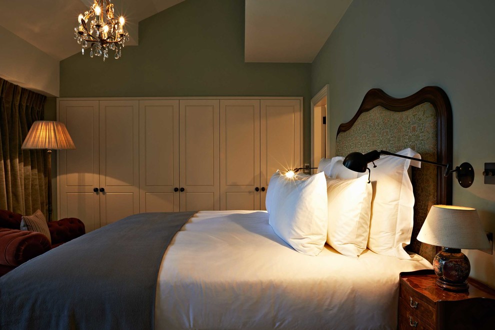 Свежая идея для дизайна: гостевая спальня среднего размера, (комната для гостей) в стиле модернизм с зелеными стенами и темным паркетным полом - отличное фото интерьера