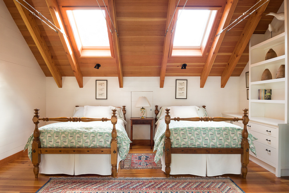 Rustikales Gästezimmer mit weißer Wandfarbe und braunem Holzboden in Portland Maine