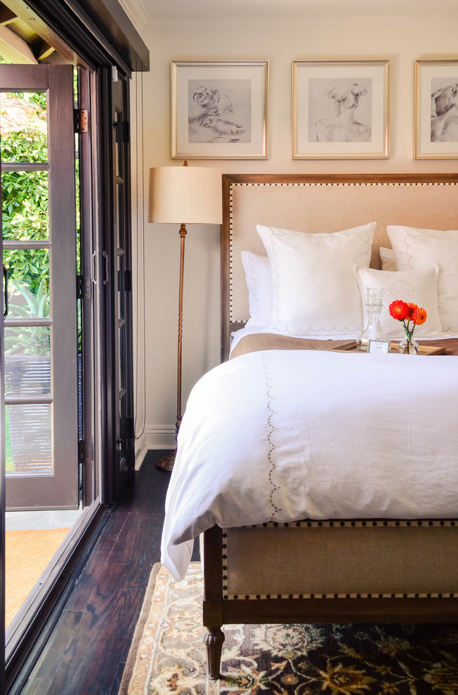ロサンゼルスにある小さなトラディショナルスタイルのおしゃれな客用寝室 (白い壁、濃色無垢フローリング、暖炉なし、茶色い床) のレイアウト