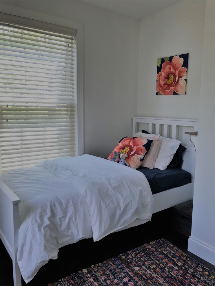 Идея дизайна: маленькая гостевая спальня (комната для гостей) в стиле неоклассика (современная классика) с белыми стенами, полом из винила и коричневым полом для на участке и в саду