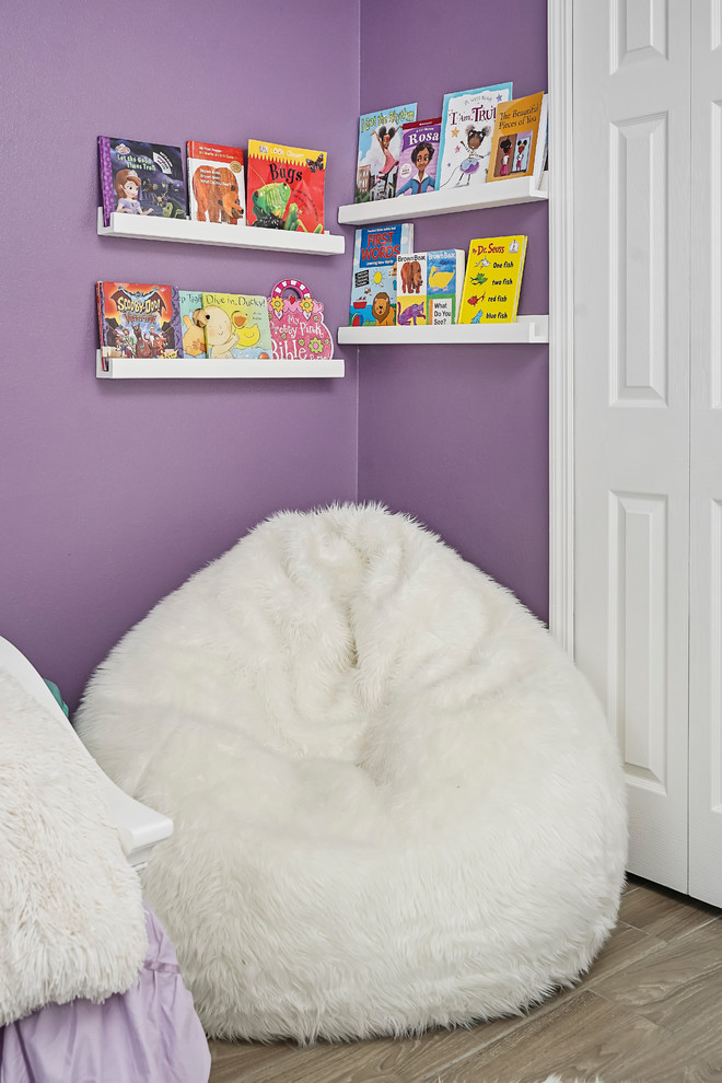 Cette image montre une petite chambre design avec un mur violet, un sol en carrelage de céramique, aucune cheminée et un sol multicolore.