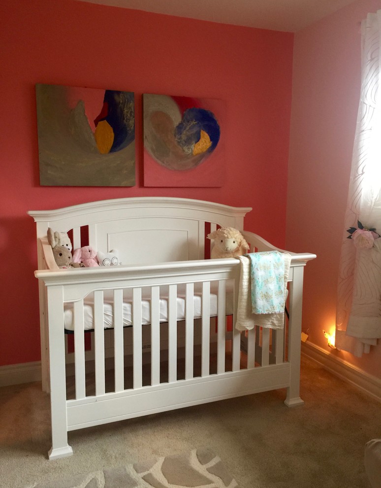 Ispirazione per una camera da letto contemporanea di medie dimensioni con pareti rosa, moquette e nessun camino