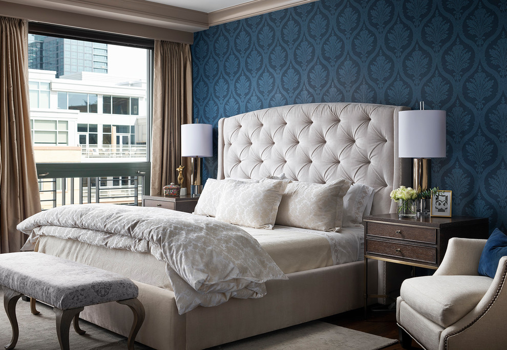 Стильный дизайн: хозяйская спальня среднего размера в стиле неоклассика (современная классика) с синими стенами, коричневым полом и темным паркетным полом без камина - последний тренд