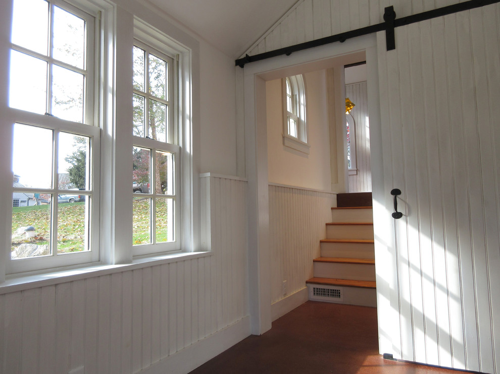 Foto di una piccola camera degli ospiti classica con pareti bianche e pavimento in cemento