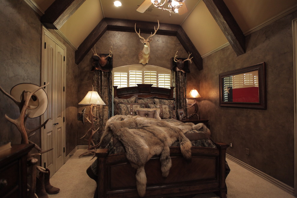 Ispirazione per una camera da letto stile americano di medie dimensioni con pareti marroni e moquette