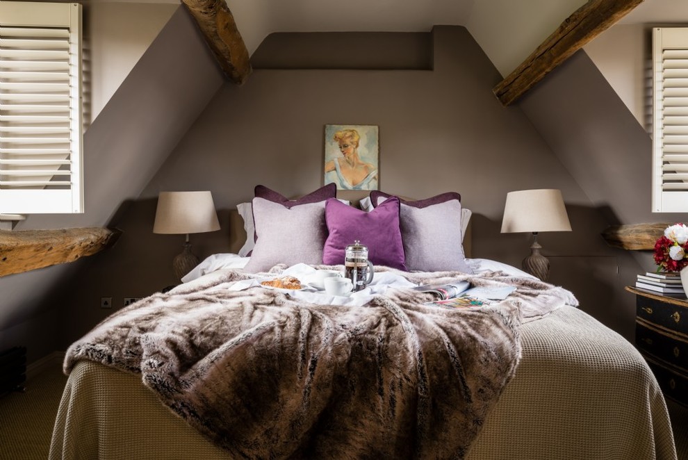 Ejemplo de dormitorio principal campestre de tamaño medio con paredes beige, moqueta y suelo beige