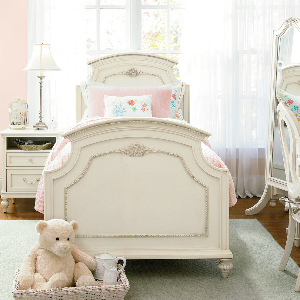 Идея дизайна: спальня среднего размера в стиле шебби-шик с розовыми стенами, деревянным полом и коричневым полом