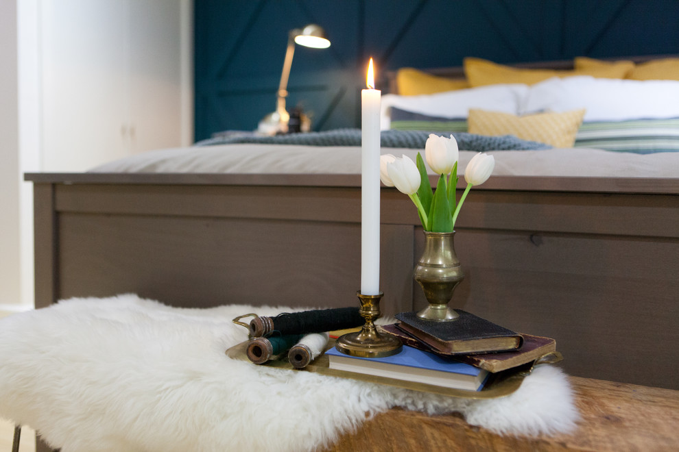 Источник вдохновения для домашнего уюта: хозяйская спальня в современном стиле с светлым паркетным полом