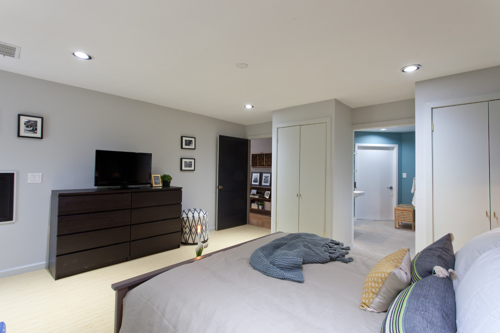 Diseño de dormitorio principal contemporáneo con paredes grises y suelo de madera clara