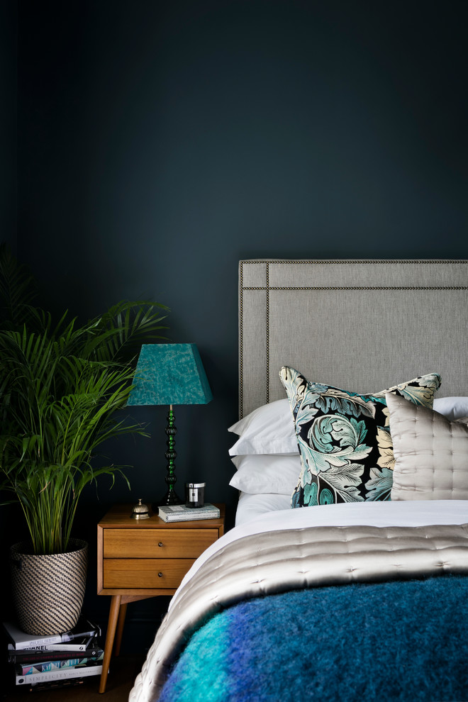 Идея дизайна: хозяйская спальня в стиле фьюжн с синими стенами и темным паркетным полом