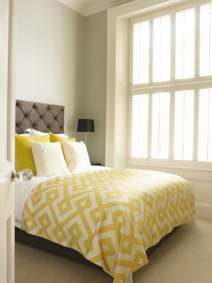 Cette photo montre une petite chambre grise et jaune tendance avec un mur gris.
