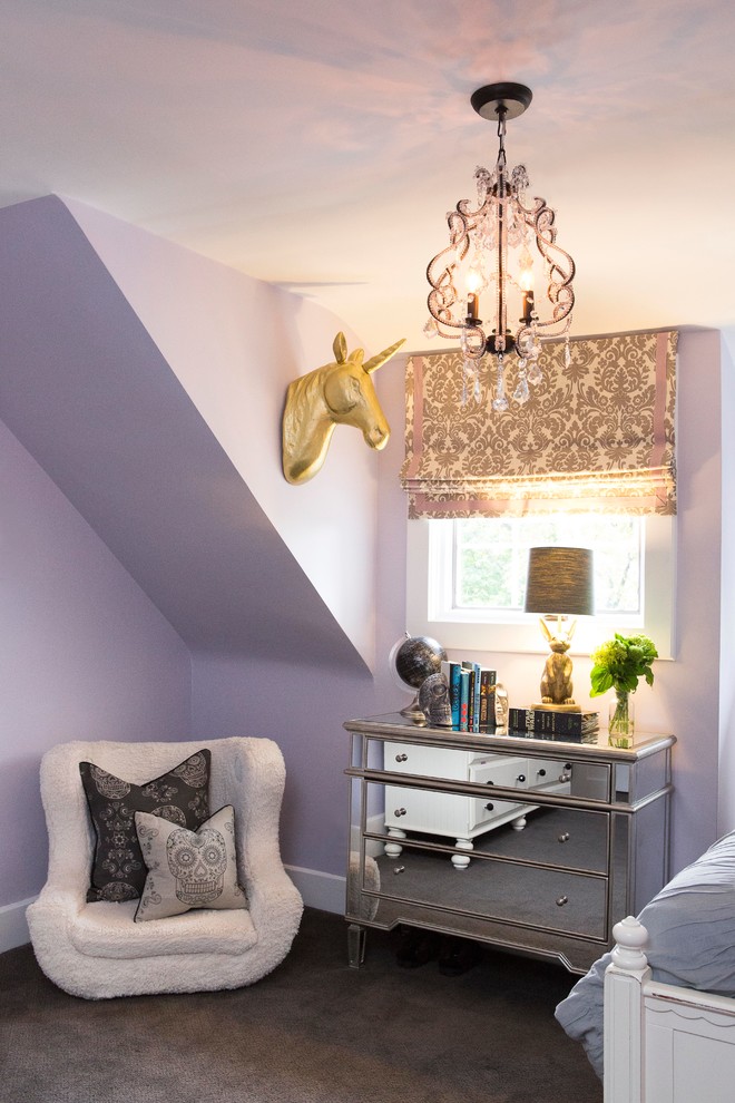 Immagine di una camera da letto tradizionale di medie dimensioni con pareti viola e moquette