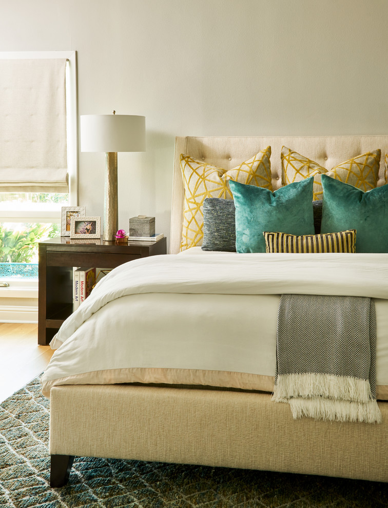 Imagen de dormitorio principal tradicional renovado de tamaño medio con paredes beige y suelo de madera en tonos medios