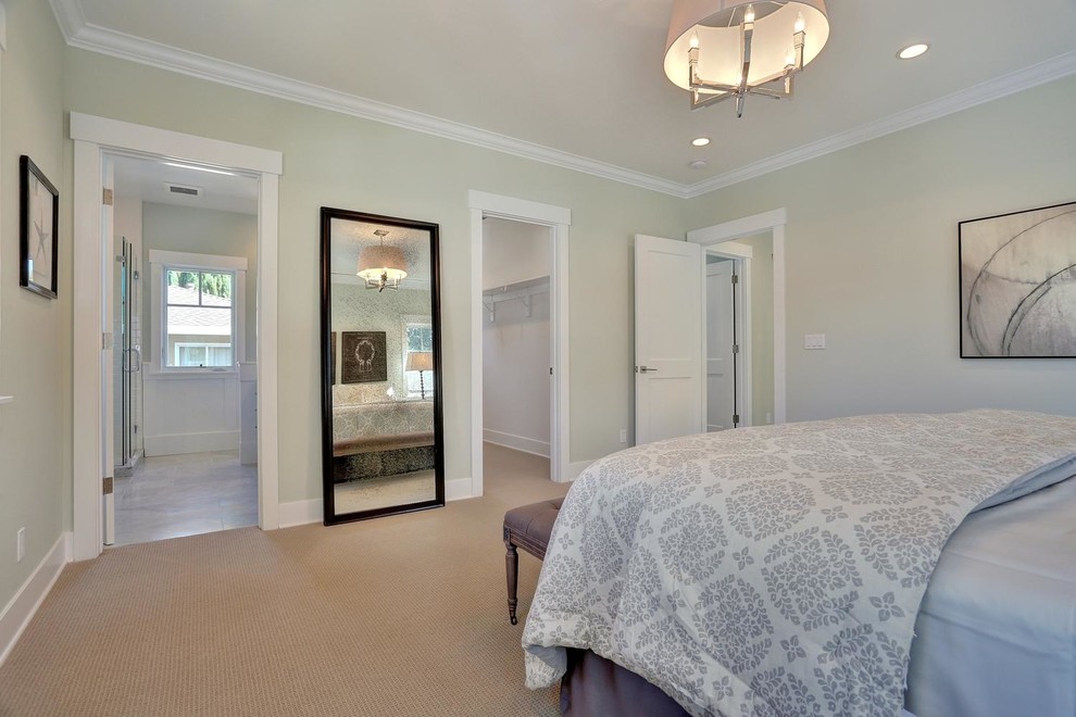 На фото: хозяйская спальня среднего размера в стиле неоклассика (современная классика) с синими стенами и ковровым покрытием с
