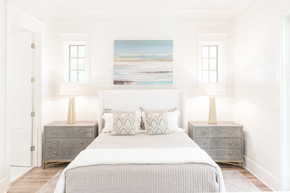 マイアミにあるビーチスタイルのおしゃれな主寝室 (白い壁、淡色無垢フローリング、暖炉なし、ベージュの床) のレイアウト