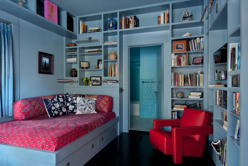 Kleines Stilmix Gästezimmer ohne Kamin mit blauer Wandfarbe und dunklem Holzboden in Houston