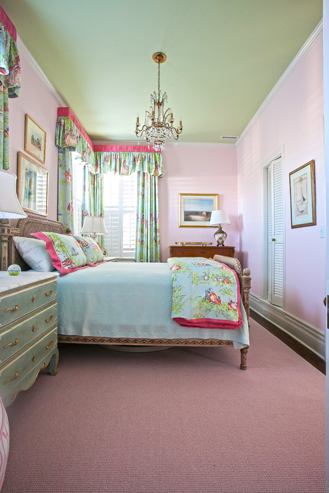Пример оригинального дизайна: гостевая спальня (комната для гостей) в классическом стиле с розовыми стенами и темным паркетным полом