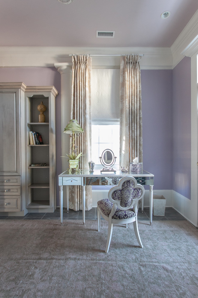 チャールストンにあるトラディショナルスタイルのおしゃれな主寝室 (紫の壁) のレイアウト