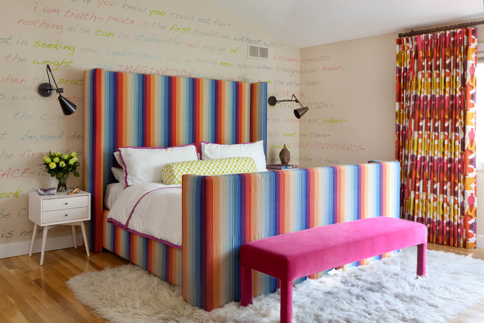 Стильный дизайн: спальня в современном стиле с разноцветными стенами и светлым паркетным полом - последний тренд