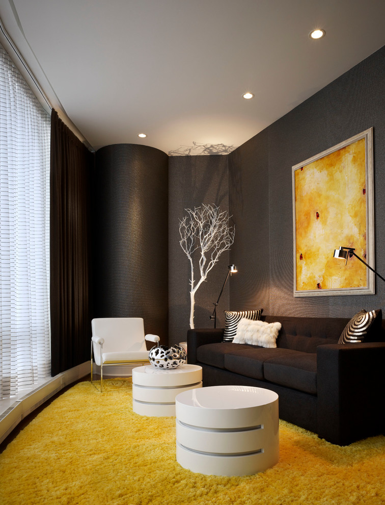 На фото: гостевая спальня среднего размера, (комната для гостей) в современном стиле с серыми стенами и паркетным полом среднего тона без камина с