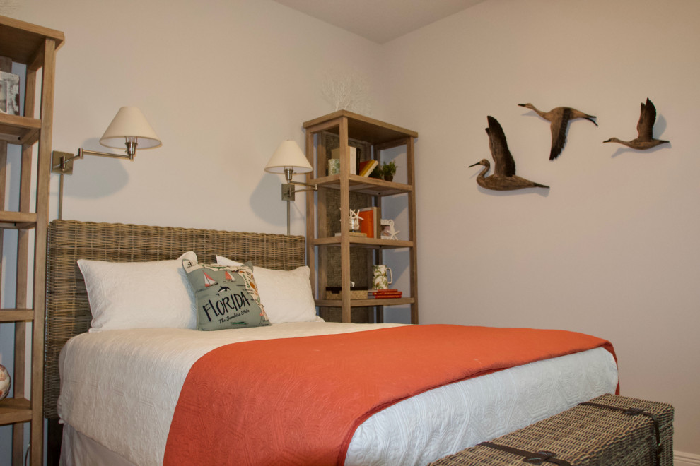 Idee per una camera da letto stile marinaro con pareti beige, pavimento in laminato e pavimento marrone