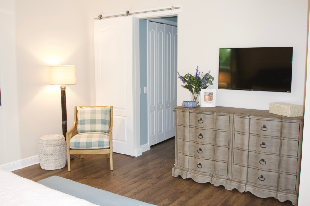 Maritimes Schlafzimmer mit beiger Wandfarbe, Laminat und braunem Boden in Sonstige
