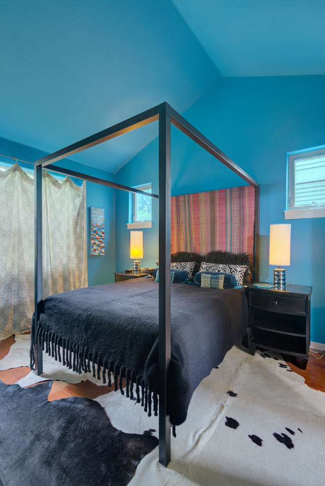 На фото: хозяйская спальня среднего размера в стиле фьюжн с синими стенами, темным паркетным полом и коричневым полом без камина