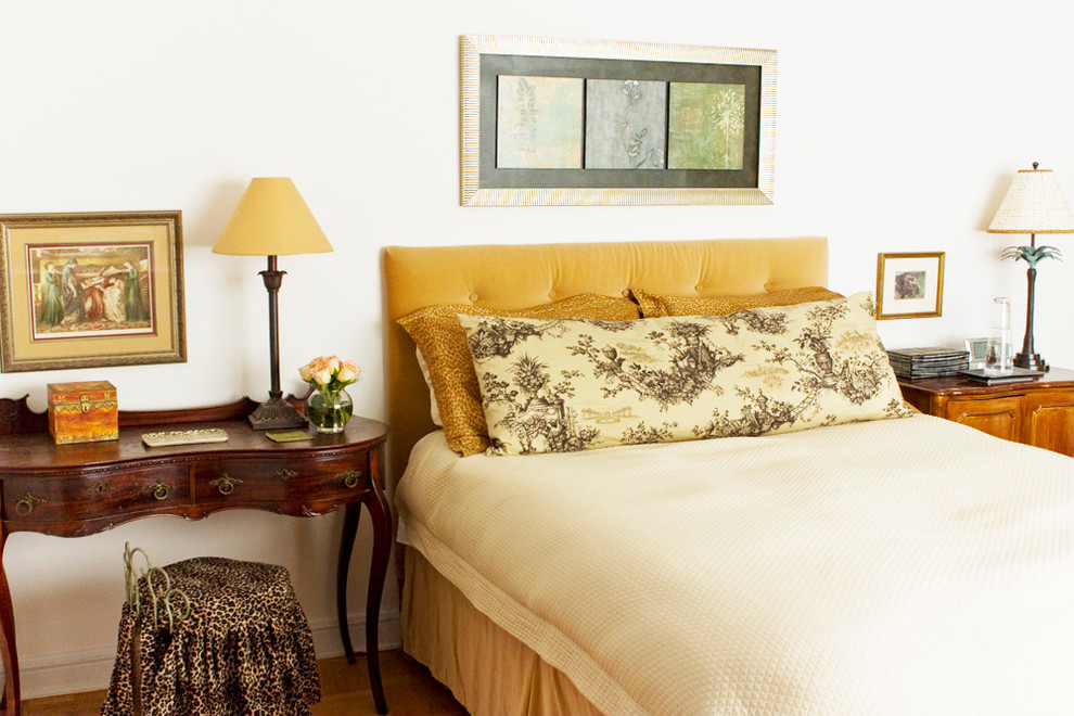 Diseño de dormitorio principal clásico de tamaño medio con paredes blancas y suelo de madera en tonos medios