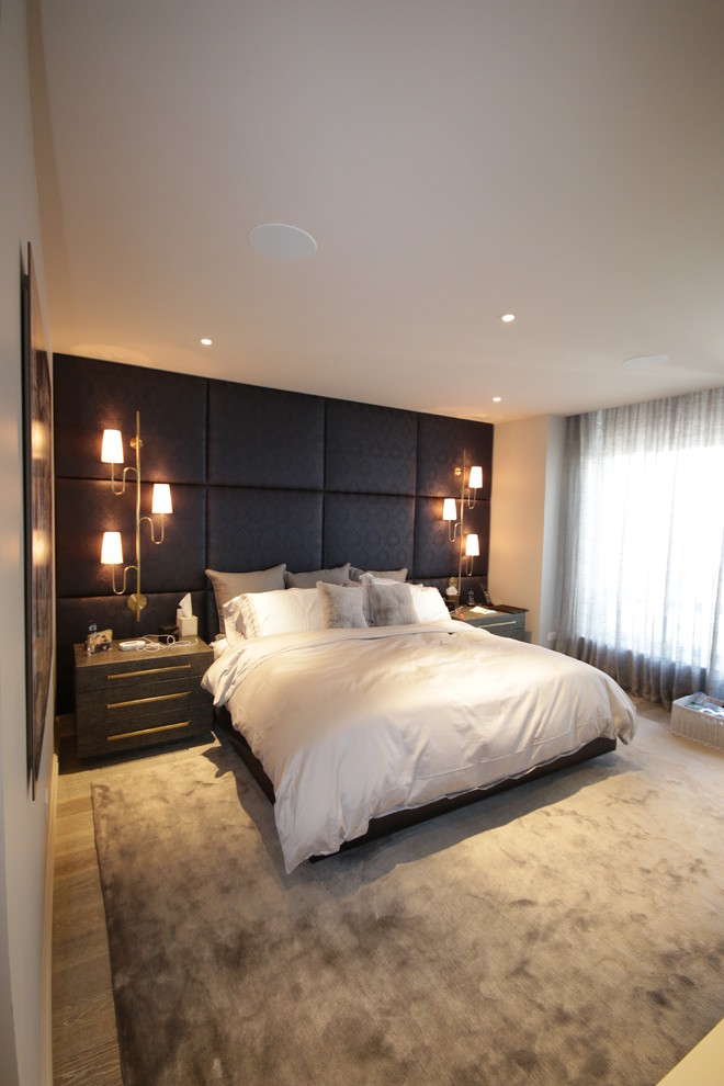 Пример оригинального дизайна: хозяйская спальня среднего размера в современном стиле с бежевыми стенами и светлым паркетным полом без камина