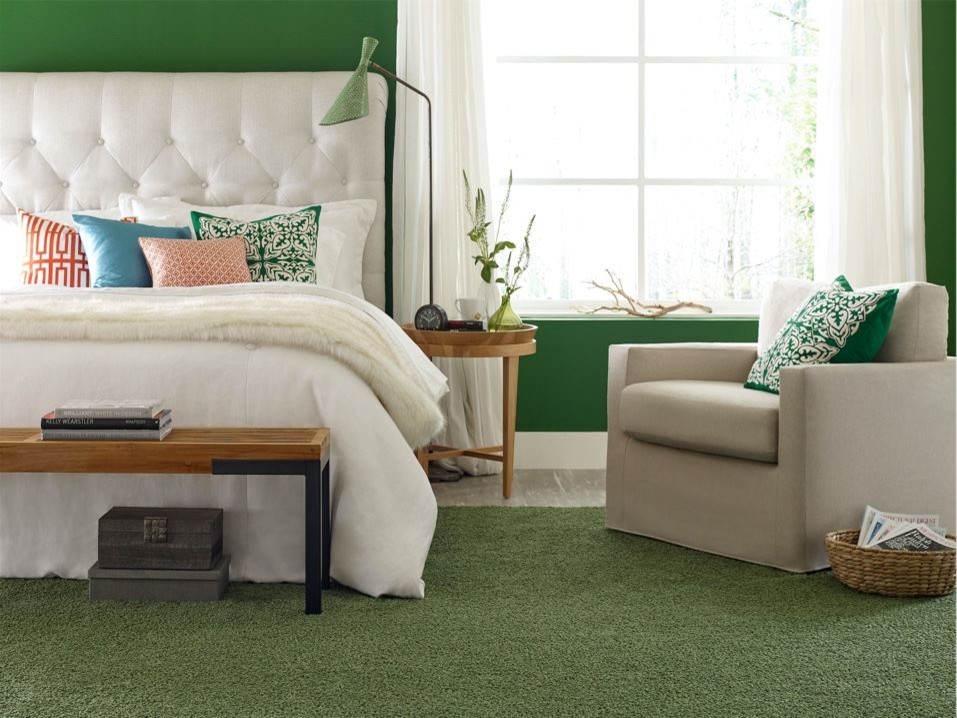 Großes Modernes Hauptschlafzimmer ohne Kamin mit grüner Wandfarbe und Porzellan-Bodenfliesen in San Diego