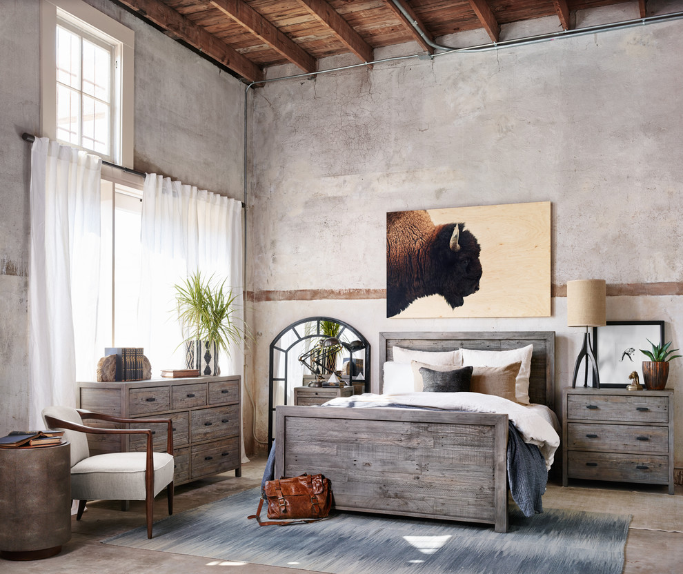 На фото: большая хозяйская спальня: освещение в стиле рустика с серыми стенами, бетонным полом и бежевым полом с