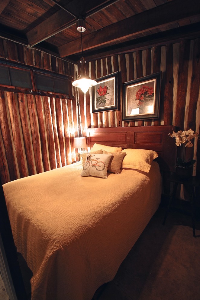 フィラデルフィアにある小さなラスティックスタイルのおしゃれな客用寝室 (茶色い壁、合板フローリング)