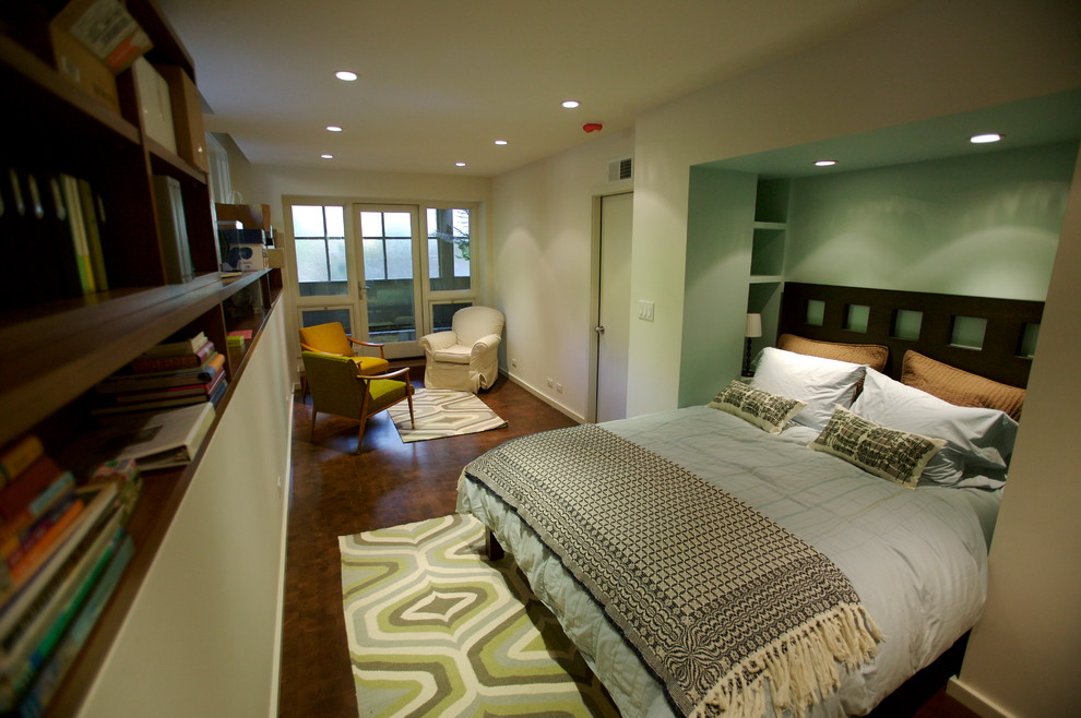 Mittelgroßes Modernes Gästezimmer ohne Kamin mit blauer Wandfarbe und dunklem Holzboden in San Francisco