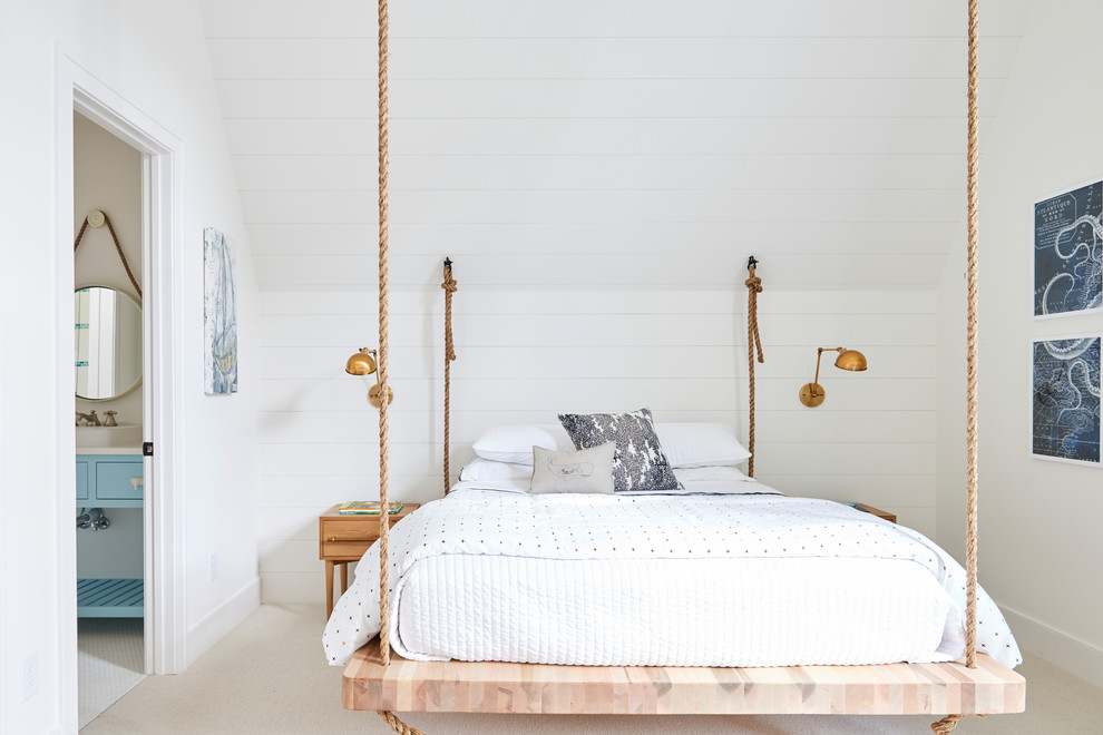 Diseño de dormitorio principal marinero con paredes blancas, moqueta y suelo beige