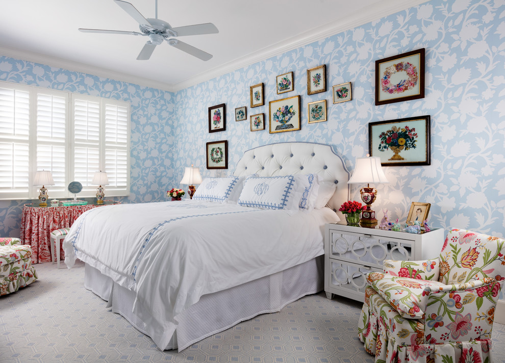 Mittelgroßes Gästezimmer mit brauner Wandfarbe, Teppichboden und beigem Boden in Miami