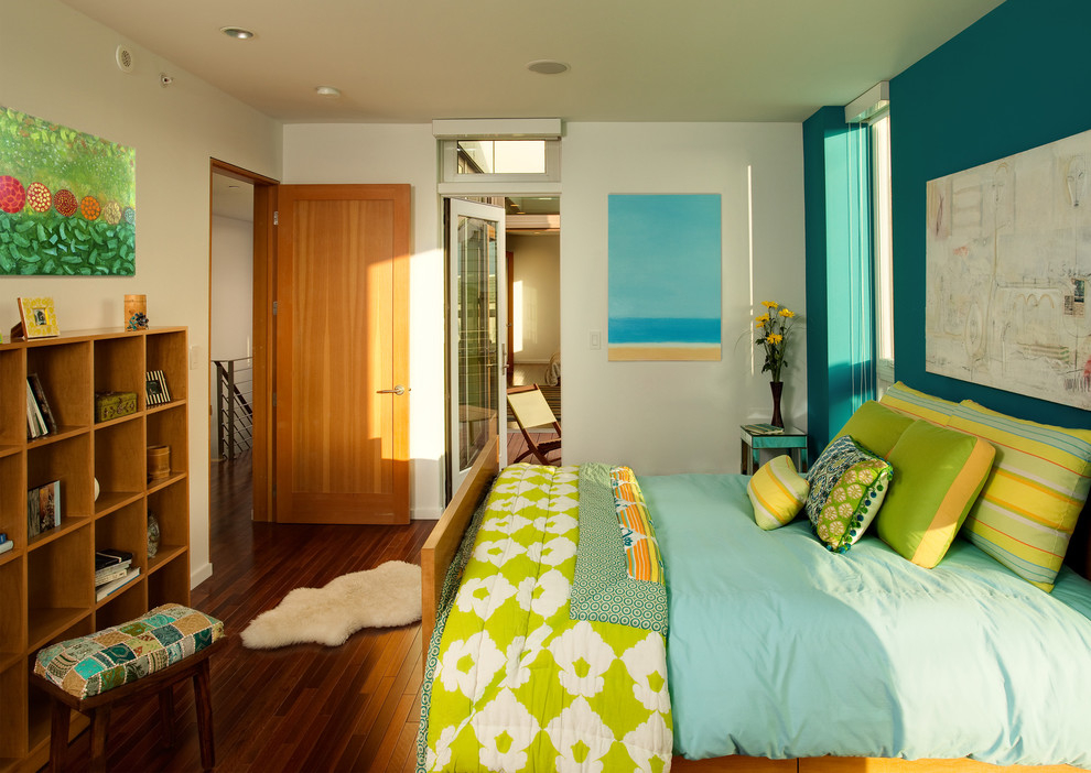 Пример оригинального дизайна: спальня в современном стиле с зелеными стенами и темным паркетным полом