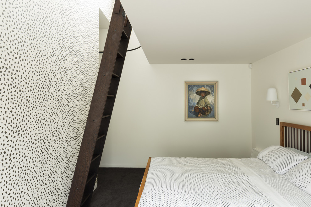 Modelo de dormitorio principal minimalista de tamaño medio con paredes blancas, moqueta y suelo gris