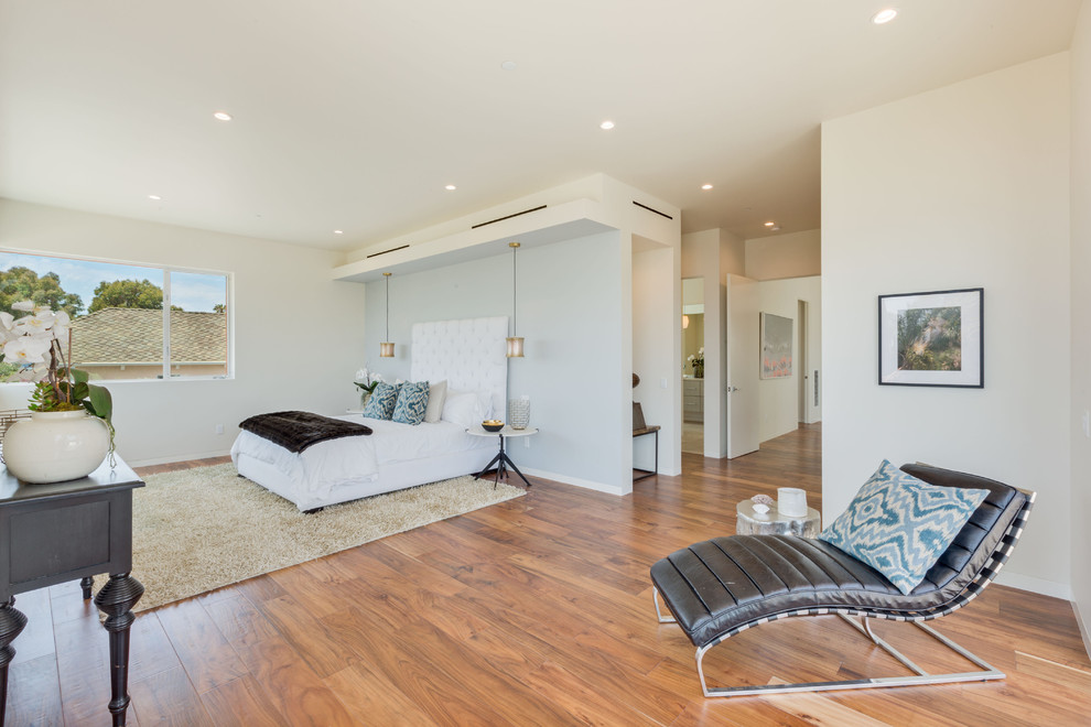 Geräumiges Modernes Schlafzimmer mit braunem Holzboden in Los Angeles