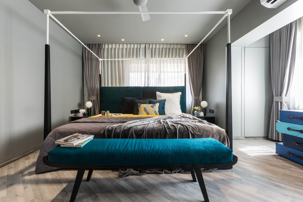 Exempel på ett modernt sovrum, med grå väggar, ljust trägolv och grått golv
