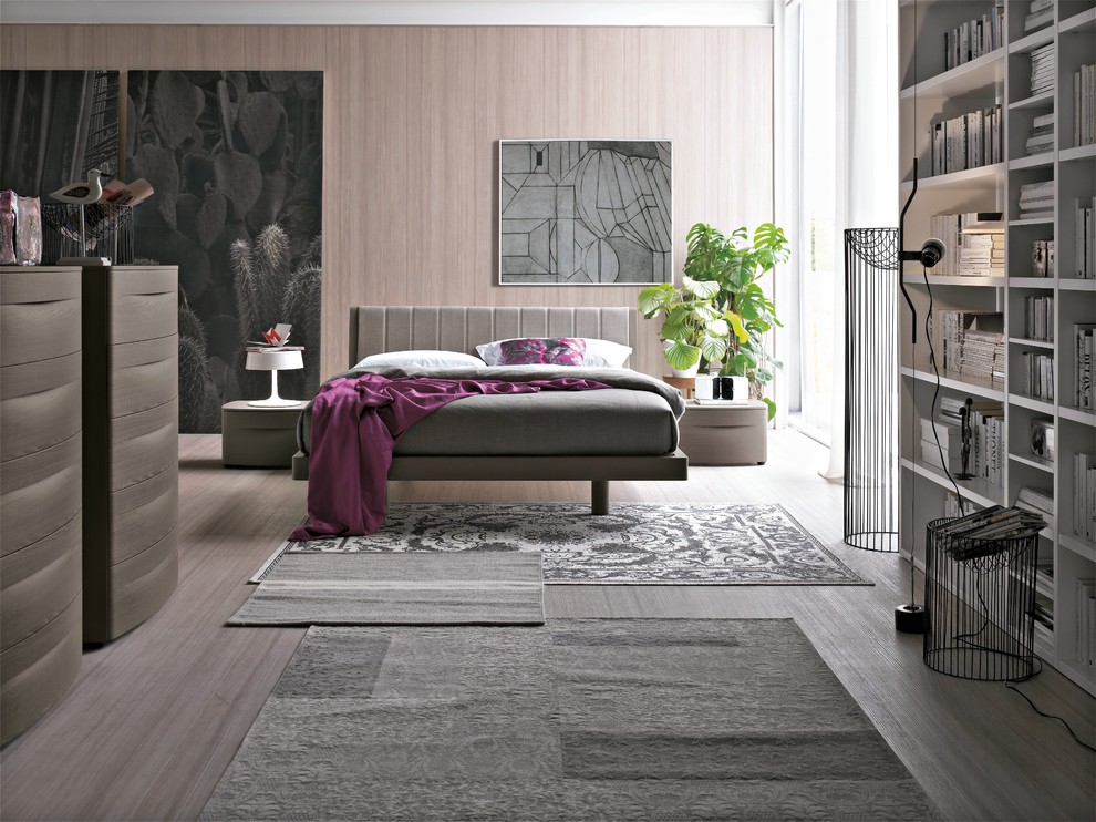 Idee per una camera matrimoniale minimalista di medie dimensioni con pareti rosa, parquet chiaro e pavimento grigio