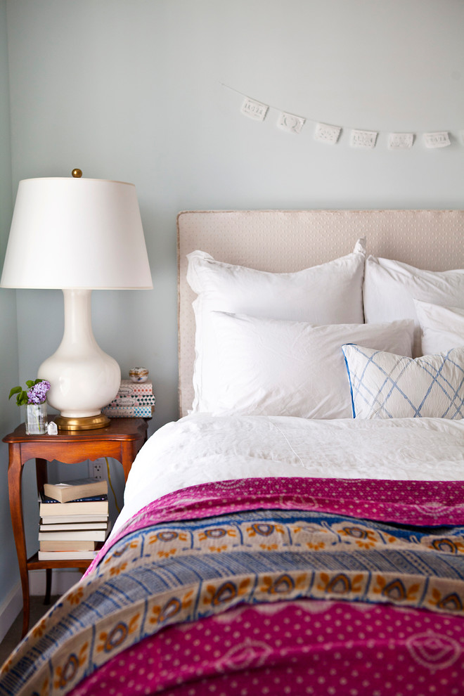 Стильный дизайн: хозяйская спальня с синими стенами - последний тренд