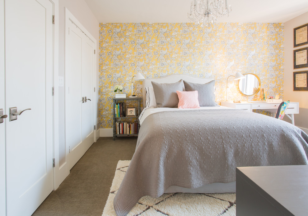 Imagen de dormitorio principal bohemio pequeño con paredes amarillas y moqueta