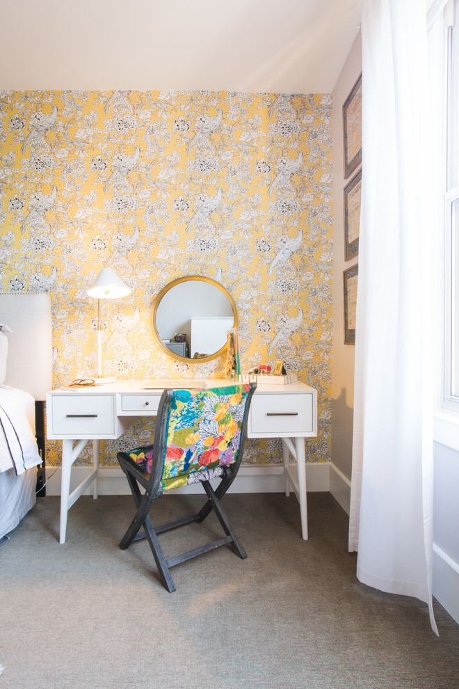 Идея дизайна: маленькая хозяйская спальня в стиле фьюжн с желтыми стенами и ковровым покрытием для на участке и в саду